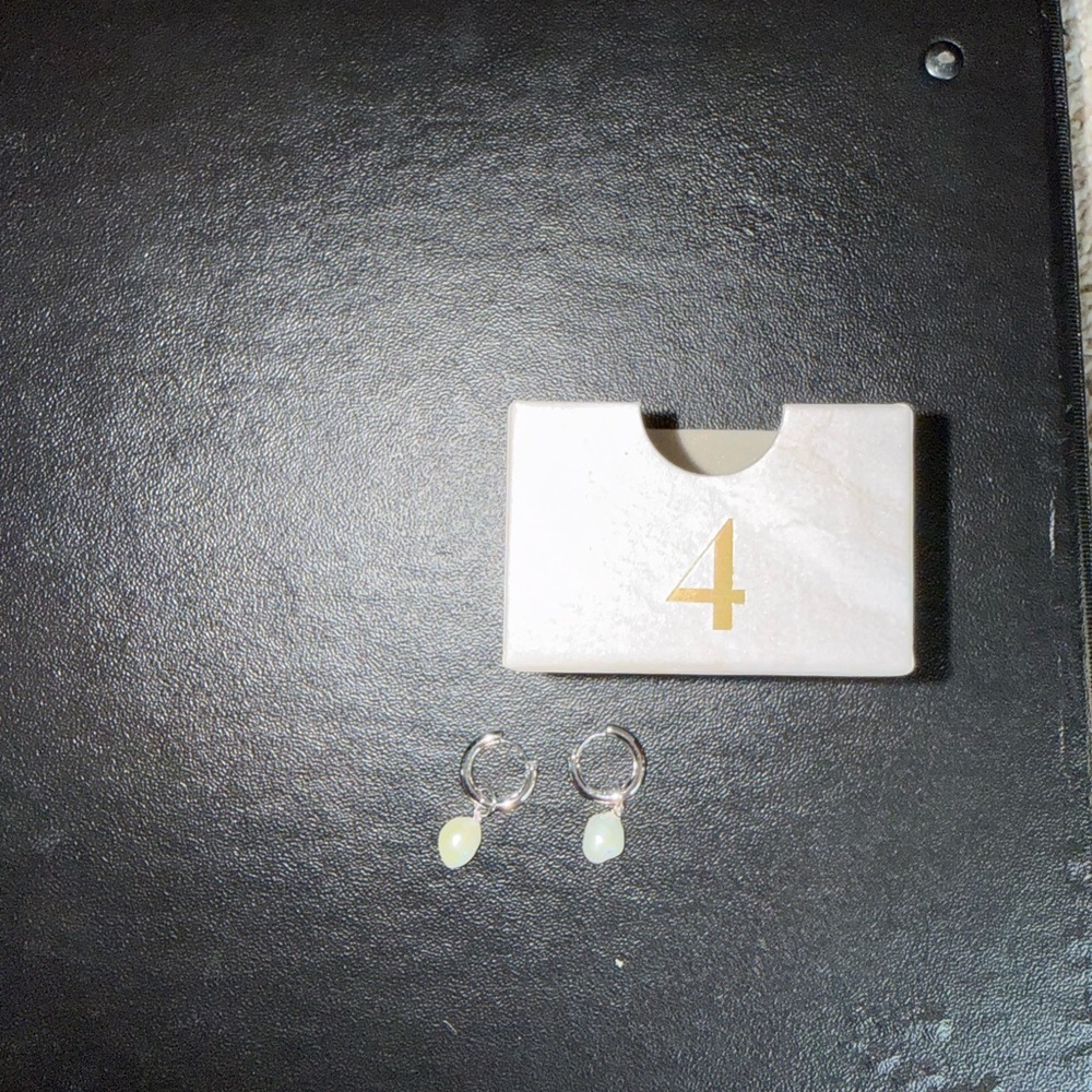 Kendra Scott 2025 12 Days of Joy Silver Box - Picture 6 of 16